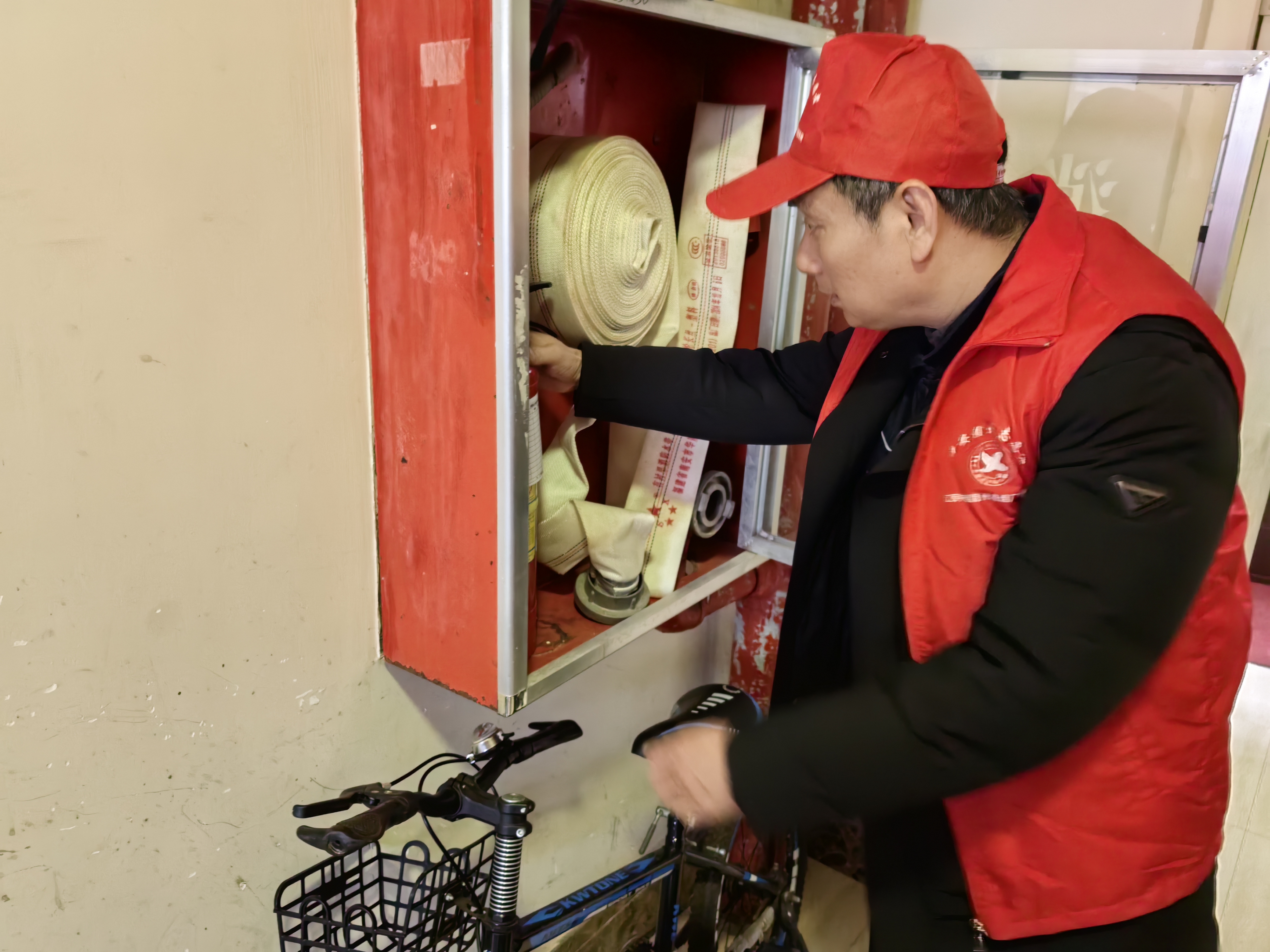 圖為贛州卷煙廠黨員在檢查小區(qū)消防器材功能