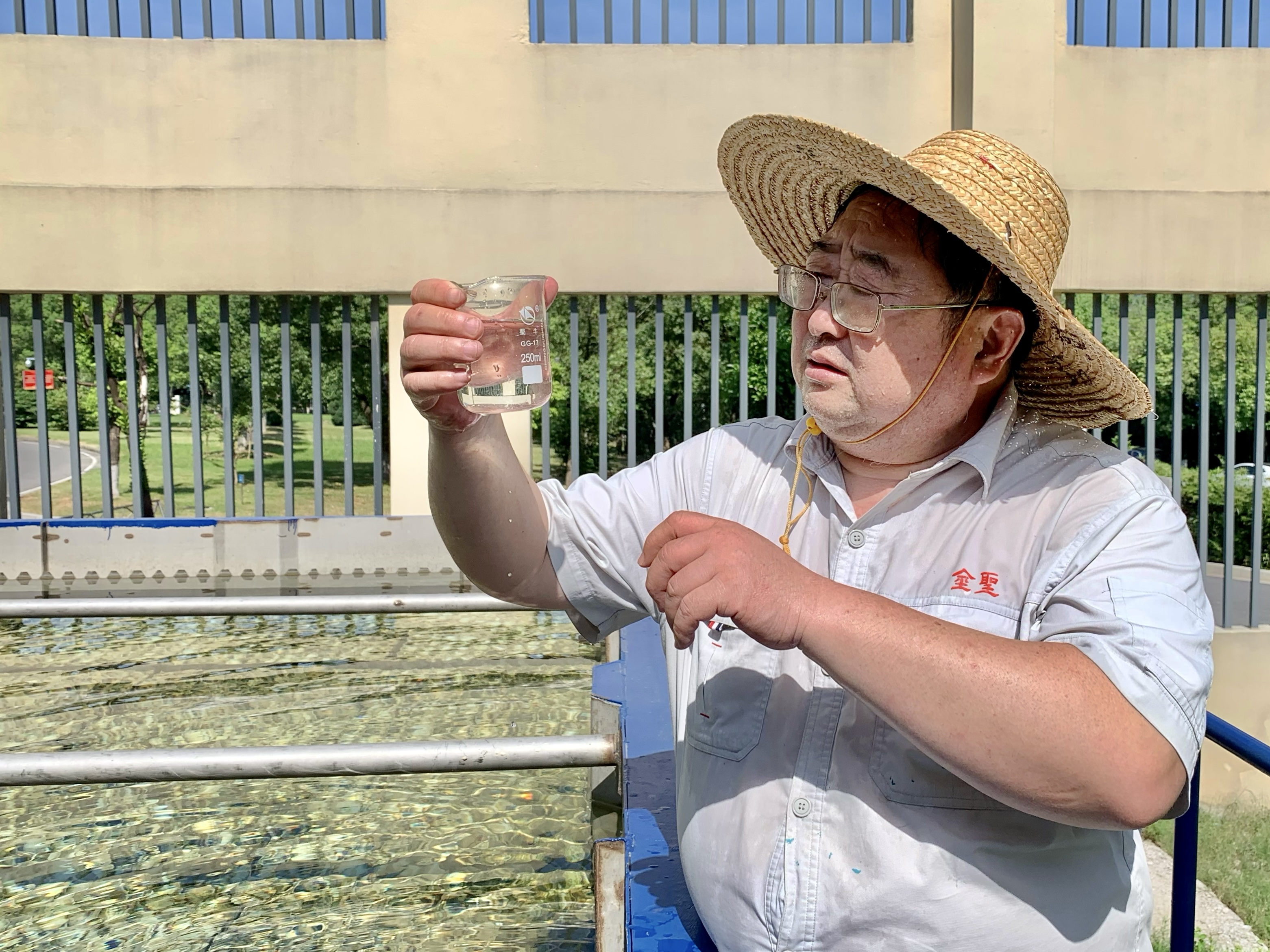 鄭旭東正在檢查高效沉淀池水質(zhì)狀況